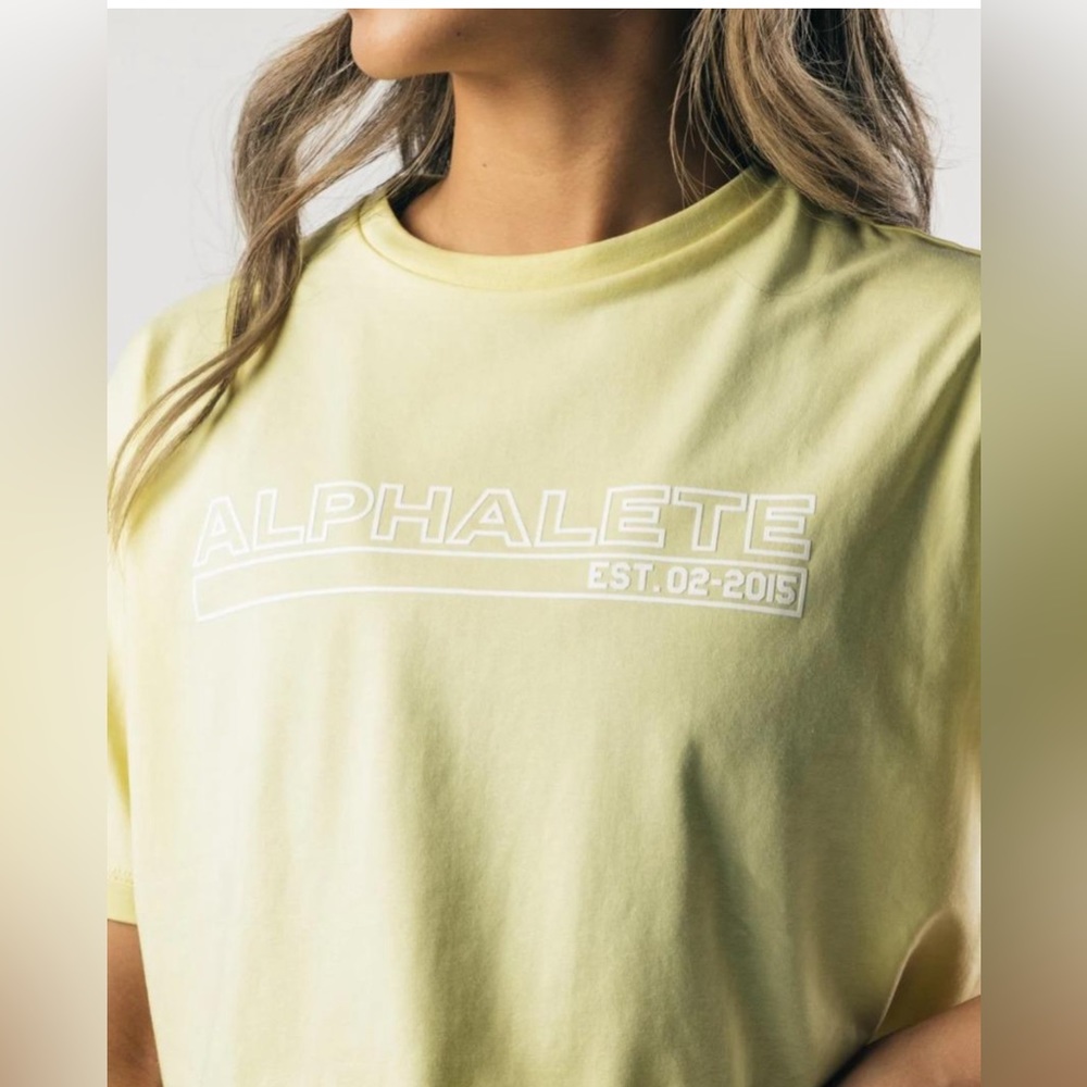 Alphalete outlined short sleeve crop shirt lemonade